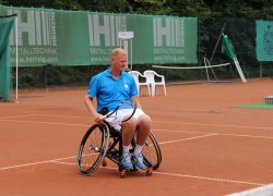 Auch Franz Stauder testete das Spiel im Rollstuhl aus und schlug sogar ein paar Bälle mit Ellerbrocks Trainingspartner Stefan Wöhle.