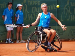 Die Weltranglistenerste im Rollstuhltennis Sabine Ellerbrock demonstriert ihr sportliches Talent beim TV Espelkamp-Mittwald.