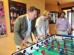 Sascha Blodau, Angelika Schöttler und Sigi Kehrer am neuen Tischkicker.