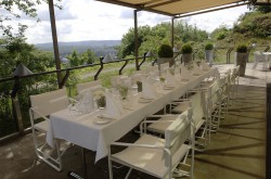 Die Außenterrassen des Vegas Bistro bieten einen herrlichen Blick über das Ruhrtal.