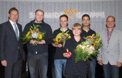 Geschäftsführer Burkhard Revers (links) und Heinz Fleige, Leiter Technik, (rechts) gratulierten Patrick Depel, Lukas Ruhe, Mariana-Carmen Popov und Nadeem Malik.