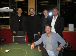 Das Foto zeigt die glücklichen Gewinner (sitzend Chipleader Dejan Popovic, stehend von li. n. r. „Buddha“ (5. Platz), „Barny“ (2.), „High Fisch“ (4.), „Katze“ (3.).