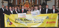 Über 120 Konzerte und 750.000 Euro für soziale Zwecke: Die Mainzer Hofsänger erfreuen die Zuhörer und tun damit viel Gutes. Darüber freuen sich auch der stellvertretende Lotto-Aufsichtsratsvorsitzende Walter Desch sowie Trampolin-Olympiasiegerin und Lotto-Repräsentantin Anna Dogonadze.