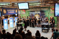 Während das Spiel am rechten Kickertisch zwischen der KGB Hannover und dem TFV München in der Gauselmann-Arena bereits entschieden war, fieberten die Mannschaften beim zweiten Match noch mit ihren Spielern mit.