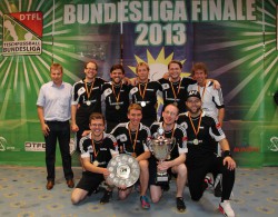 Klaus Gottesleben, Präsident des DTFB (hinten l.), gratulierte den Siegern des Turniers (hinten v.r.) Frank Dörrie, Knuth Strecker, Helmut Hanekamp, Marc Balic und Ingo Aufderheide sowie (vorne v.r.) Christopher Marks, Johannes Wahle, Oke Harms und Ruben Heinrich von der KGB Hannover.