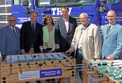 Der Präsident des Bundesverbandes Automatenunternehmer e.V., Andy Meindl (2.v.l.), und die stellvertretende Vorsitzende des Bayrischen Automatenverbandes e.V, Petra Höcketstaller (3.v.l.) übergeben die ersten von 100 Kickertischen an den Präsidenten des Technischen Hilfswerks, Stephan Mayer MDB (4.v.l.) und weiteren Vertretern des THW.