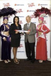 Geschenkübergabe in Zürich Valarie Segarra, Senior Director of Strategic Planning / Las Vegas Convention and Visitors Authority Karl Kistler, CEO / Edelweiss Air AG © Edelweiss Air AG / Adriano Tuozzo