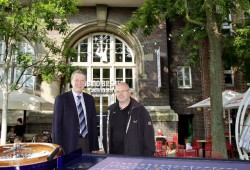 Von links: Geschäftsführer Manfred Mahlmann; Bernhard Stracke Verhandlungsführer von ver.di