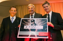 Scheckübergabe an Rolf Nehrig von Kartei der Not (Bild Mitte) durch Casinodirektor Bernhard Moosbrugger (im Bild rechts) und Casino Kleinwalsertal Guest Relations Manager Marcellus Wünsche (im Bild links). (Foto: Casino Kleinwalsertal)