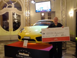 Der glückliche Gewinner mit seinem neuen Porsche Cayman S.