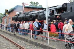 Großes Interesse: Zahlreiche Besucher waren nach Rahden gekommen, um die historische Dampflok aus nächster Nähe zu bestaunen.