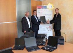 V.l.n.r.: Dr. Günter Steinau, Geschäftsführer der BEIT Systemhaus GmbH, und Klaus Bohnerth, Leiter Administration Management, überreichten 42 ausgemusterte Laptops an Ralf Hamm, 1. Vorsitzender Labdoo.org e.V.