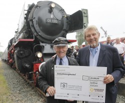 Unternehmer Paul Gauselmann (r.) übergab dem ehemaligen Lokführer Olaf Teubert einen Scheck in Höhe von 25.000 Euro für die Dampflok „01 150“ (Bild: Foto Pescht).