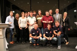Ihre Pokale erhielten die Gewinner von Lukas Derwenskus und Cornelia Dömer (Landesvertretung Rheinland-Pfalz; 3. Reihe, 1. und 2. v. l.), Helmut Schneller (Löwen Entertainment; 3. Reihe, 3. v. l.), sowie Sina Treichel und Mario Hoffmeister (Gauselmann Gruppe; 2. Reihe, 1. und 2. v. r.). 