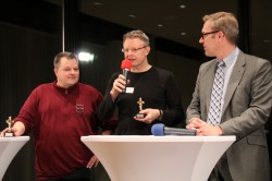 Die glücklichen Sieger Bernd Kropf (links) und Michael Zischka (Mitte) von der „Botschaft Litauen“ entschieden sich dafür, ihren Gewinn an den Verein „Füxxe, Spazzen & Co.“ zu spenden, der sich für Kinder und Jugendliche einsetzt.