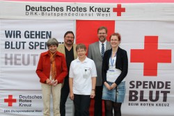 V.l.n.r.: Dr. Heide Weitkamp (1. Vorsitzende DRK Ortsverein Lübbecke), Peter Link (Mitarbeiter der adp Gauselmann und Organisator des Blutspendetages in Lübbecke), Waltraud Kelle (Blutspendebeauftragte des Ortsvereins Lübbecke), Karsten Harmening (Referent für Öffentlichkeitsarbeit DRK Ostwestfalen-Lippe) und Bianca Banajanz (Aktionsplanung Westdeutsche SpenderZentrale) freuen sich über den Erfolg der diesjährigen Blutspendeaktion in Espelkamp und Lübbecke.