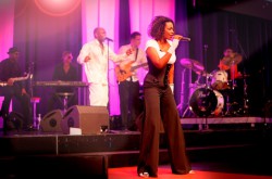 Heizen bei der Ice Night ordentlich ein: Gail Duncan und die Word up Band. (Foto: Gail Duncan & Word up Band)