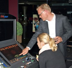 Arne Schmidt erklärt ein Spielgerät.