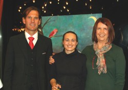 Empfangschef Ernst Reinpold, Künstlerin Vera Höss, Laudatorin Dr. Brigitte Oesterle (Foto: Casino Seefeld)