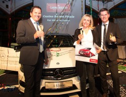 Werner Metzler (Mercedes Schneider), Gewinnerin Selma Gerzner und Casinodirektor Bernhard Moosbrugger