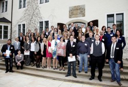 Die Sommerprüflinge der Gauselmann Gruppe: 1. Reihe (v.l.n.r.): Nedim Görmez und Désirée Büttner. 2. Reihe (v.l.n.r.): Michaela Krähling, Anita Karczewski, Arabella Schäfer, Kristina Freer, Nadja Karajman, Stephanie Keil, Lucia Caponigro, Yvonne Ferner, Sarah Schill, Günter Schmedeshagen, David Enns, Christopher Ihmann und Emrah Aksan. 3. Reihe (v.l.n.r.): Armin Gauselmann, Svenja-Christin Schriewer, Kathrin Sander, Kirsten Krahe, Carolin Pröhl, Kerstin Frobieter, Laura Winkler, Sandra Ogrodowicz, Wiebke Wendlandt, Ella Dittenbier, Lisa-Marie Meier, Sam Saurbier, Robin Wieder, Waldemar Weckerle und Carmen Lohmeier. 4. Reihe (v.l.n.r.): Christian Selke, Tim Sowada, Björn Schmidt, Steffen Röhr, Felix Frank, Laura Thielking, Katja Breier, Kira Henrichs, Annika Walkenhorst, Janine Tischendorf und Sergej Ortmann. 5. Reihe (v.l.n.r.): Alexander Kasten, Jan Kampe, Kerstin Klappschmidt, Konrad Ostermeier, Wolfgang Regenbrecht, Jan Oelgeschläger, Kai Mathias Janzen, Jendrik Volkmann und Josephine Elsing.