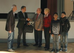 Symbolische Überreichung eines Laptops durch Geschäftsführer Sascha Blodau.