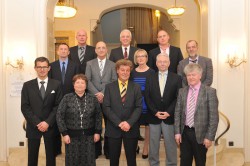 Vorne 1. Reihe v.l.n.r.: Helmut Meinke, Nadeschda Block, Michael Seegert, Wolfgang Pizzato, Karl Kremer. 2. Reihe v.l.n.r.: Leo Glados, Günter Enders, Isolde Schwarz-Kadow, Helmut Schurse. Hinten v.l.n.r.: Markus Dünker, Werner Ring, Ralf Vellage.