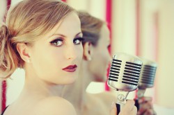 So schön kann Liebe sein: Hochzeitssängerin Antje Willms bei der „Deluxe Party“ am 23. November. (Foto: Mara Buggenthin Photography)