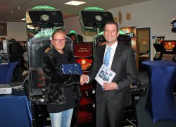 Frank Lenger, Leiter Teiledienst + Zubehör beim adp merkur service, gratuliert Roswitha Schwarze zu ihrem neuen iPad.