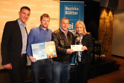 Die Gewinner des Extrapreises Harald Engleder und Stefan Graf mit Scheck und Gutscheinen. (Foto: Casino Innsbruck)
