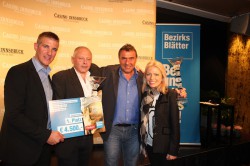 Die Sieger des Hauptpreises Martin Kahr und Walter Pirchner mit Alexander Lener und Carina Mauthner. (Foto: Casino Innsbruck)