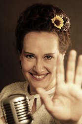 Julia Kokke bringt die 50er und 60er in die Spielbank Bremen. (Foto: Christoph Eheleben)