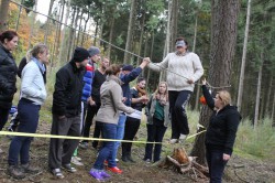 Gemeinsam bewältigten alle Auszubildenden den Parcours.