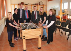 Die Mitglieder des Jugendblasorchesters Rothenuffeln freuen sich über den neuen Kicker: (v.l.n.r.) Sophia Kristin Meyer, Alina Kammeier, Mario Hoffmeister (Leiter Zentralbereich Kommunikation der Gauselmann Gruppe), Torsten Held und Maik Lunte (Jugendblasorchester Rothenuffeln e.V.), Pia Burmester und Alissa Gerfen.