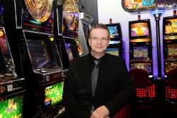 Spielbankdirektor Jürgen Lagodny und sein Team laden zu den Spielwochen Deluxe an der Schlachte 26. Foto: WestSpiel