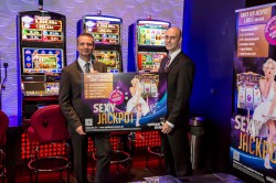 Spielbankdirektor Jürgen Lagodny (links) und WestSpiel-Pressesprecher David Schnabel präsentieren die neue Jackpot-Anlage „Life of Luxury Deluxe“. (Foto: Andreas Caspari)