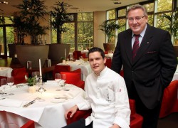Freuen sich über die ehrenvolle Auszeichnung für das Restaurant Palmgarden: Küchenchef Michael Dyllong und Konrad Casciani, Geschäftsführer WestSpiel Entertainment. (Foto: Nils Foltynowicz)