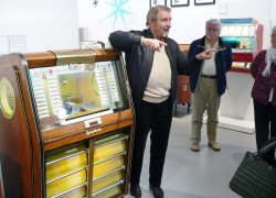 Paul Gauselmann (links) begrüßte kürzlich die ersten Übernachtungsgäste im Museum. Dieses Musikautomatenmodell aus Espelkamp war vor 57 Jahren der Anfang der Gauselmann Firmengruppe.