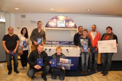 Die freudigen Gewinner präsentieren sich vor dem Star Kick: (v.l.n.r.) Ali und Omer Faruk Doganer, Dennis Unrau, Ralf Kirschbaum, Marcel Pohlmann, Jan Feyerabend, Karola Thielking (Jugendzenturm Isy7) sowie Uwe und Kevin Kohlwes (vorne).