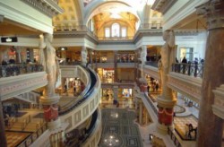 Vom Speedway bis zur glamourösen Shopping-Tour - Es gibt viel zu erleben für Braut und Bräutigam in spe. (Foto: ©Las Vegas News Bureau)