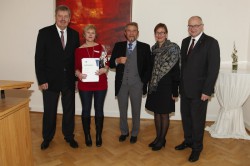 Bettina Lichtenberger (2.v.l.) ist die 300. Absolventin der innerbetrieblichen Fortbildung von Casino Merkur-Spielothek. Ihr gratulierten (v.l.): Günter Holthausen (Initiator der ibF), Unternehmensgründer Paul Gauselmann, Ute Horstkötter-Starke (Geschäftsführerin IHK Akademie Ostwestfalen) sowie Dieter Kuhlmann (Geschäftsführer Casino Merkur-Spielothek). (Bild: Foto Pescht)