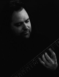 Am 7. Dezember wird es laut im Club 2Hundert: Colin Stewart lässt es gemeinsam mit Ralf Tonnius als rockiges Duo krachen. (Foto: Kenny Stewart)