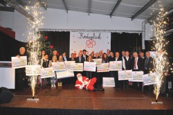 Beeindruckendes Schlussbild: Ein Feuerwerk für alle Spender, die mit ihren Schecks nach Mayen gekommen waren.