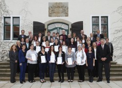Unternehmensgründer Paul Gauselmann (hinten r.) und Armin Gauselmann, Vorstand Personal der Gauselmann Gruppe (hinten l.), sowie weitere Vertreter des Unternehmens und der IHK Akademie Ostwestfalen gratulierten den Teilnehmerinnen und Teilnehmern der 18. ibF-Gruppe zu ihrem Abschluss. Bettina Lichtenberger (2. Reihe 4.v.l.) ist die 300. Absolventin des Zertifikatslehrgangs. (Bild: Foto Pescht)
