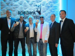 Jo Mainz (2.v.rechts), Projektleiter der WestSpiel Poker Tour 2013, und die Turnierleiter Lars Müggenburg (links) und Heiko Gottschalk (rechts) beglückwünschen die Top Drei der WestSpiel Poker Tour 2013: Kadir Uzunoglu (3.v.links), „Papalucho“ (3.v.r.) und „Elmo“(2.v.l). (Foto: Robbie Quo / pokerfirma)