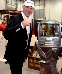 Ex-Profi-Boxer Axel Schulz, der in Kooperation mit dem Gauselmann-Tochterunternehmen  Cashpoint Amateurboxkämpfe auf der IMA live moderierte, ließ es sich natürlich nicht nehmen, die historischen Boxautomaten des Deutschen Automatenmuseums in Augenschein zu nehmen.