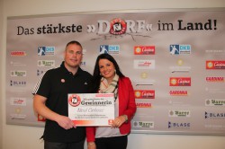 TuS N-Lübbecke-Trainer Dirk Beuchler überreichte Nicol Cichosz zwei Rückrunden-Dauerkarten für die Heimspiele des Bundesligisten.