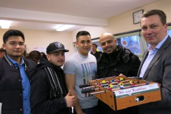 Symbolische Kickerübergabe