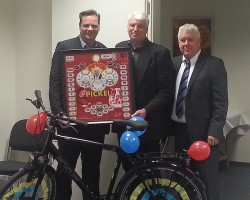 Peter Pickel (Mitte) freute sich über das neue Fahrrad, das Peter Mahler-Jakob (links), Vertriebsleiter Gauselmann Großhandel, und Peter Stahlmecke (rechts), Regionalmanager Nord beim Gauselmann Großhandel, ihm im Namen aller Kolleginnen und Kollegen zum Abschied überreichten.