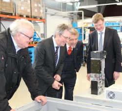 Paul Gauselmann (2.v.r.) und Hans Martin Grube (1.v.r.), Werksleiter adp, erklären Achim Post (2.v.l.), SPD-Bundestagsabgeordneter des Mühlenkreises, und Arnold Oevermann (1.v.l.), SPD Fraktionsvorsitzender aus Lübbecke, die Merkur Dispenser-Produktion im adp-Werk in Lübbecke.
